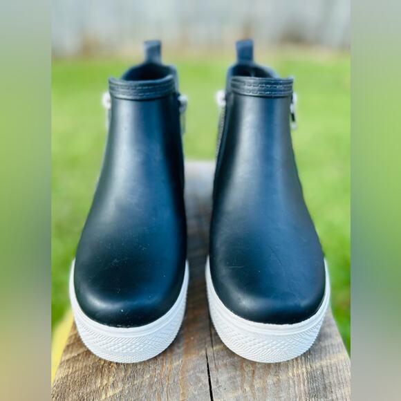 Steve Madden Wedgie Black Ankle Rain Boots with White Sole. Size 9M - Picture 3 of 8